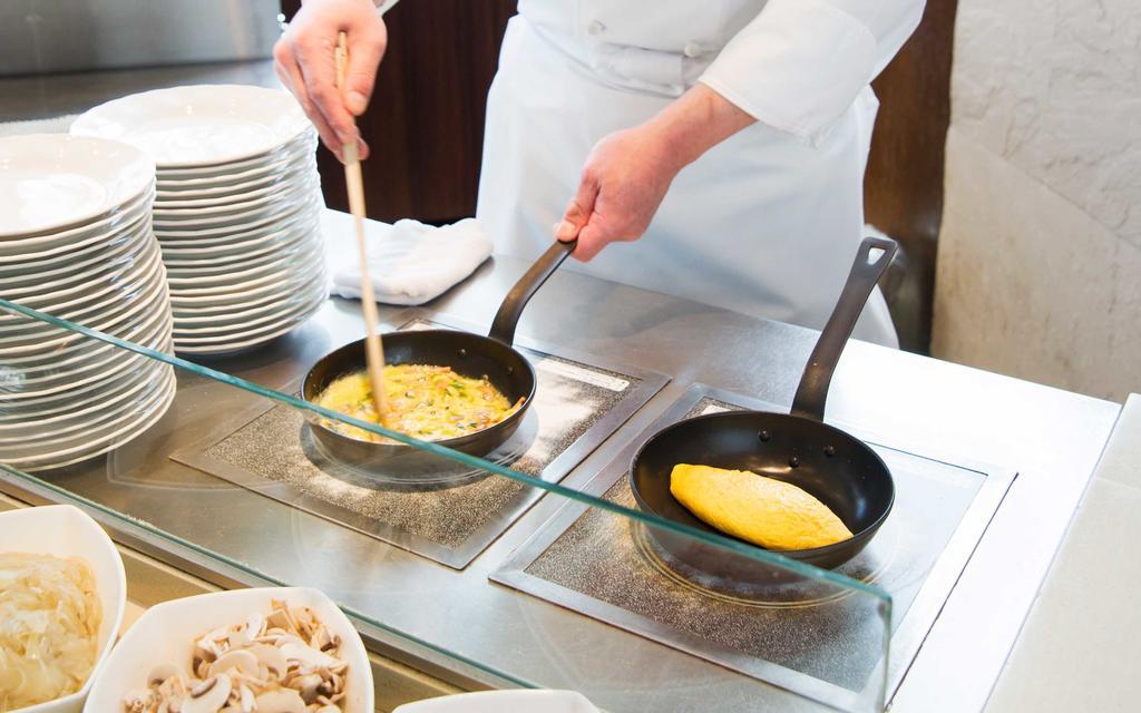 Hotel Okura Jr Huis Ten Bosch Sasebo Dış mekan fotoğraf Preparation of an omelette